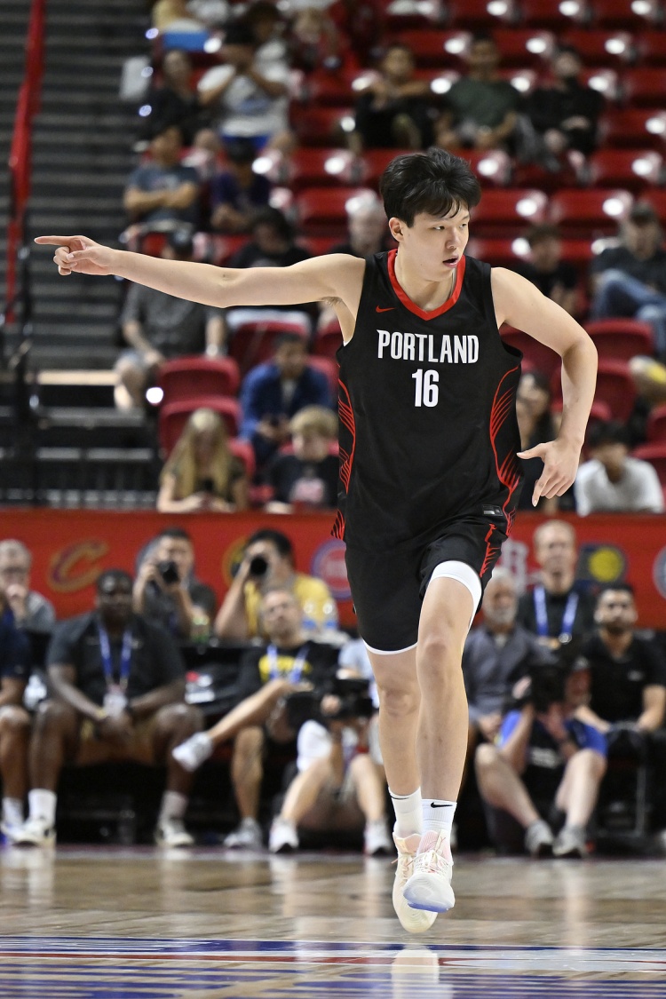 开拓者夏联主帅：把杨瀚森放在能发挥的位置上 他很轻松&amp;不惧对抗