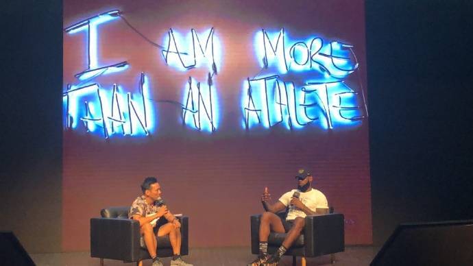 2018年詹姆斯中国行期间有球迷在通风管道躲8小时只为见老詹一面