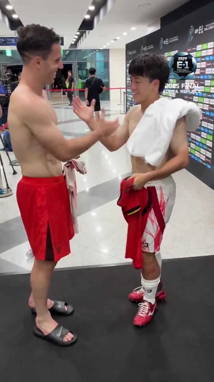 老队友🤝归化国脚塞尔吉尼奥赛后与相马勇纪互换球衣